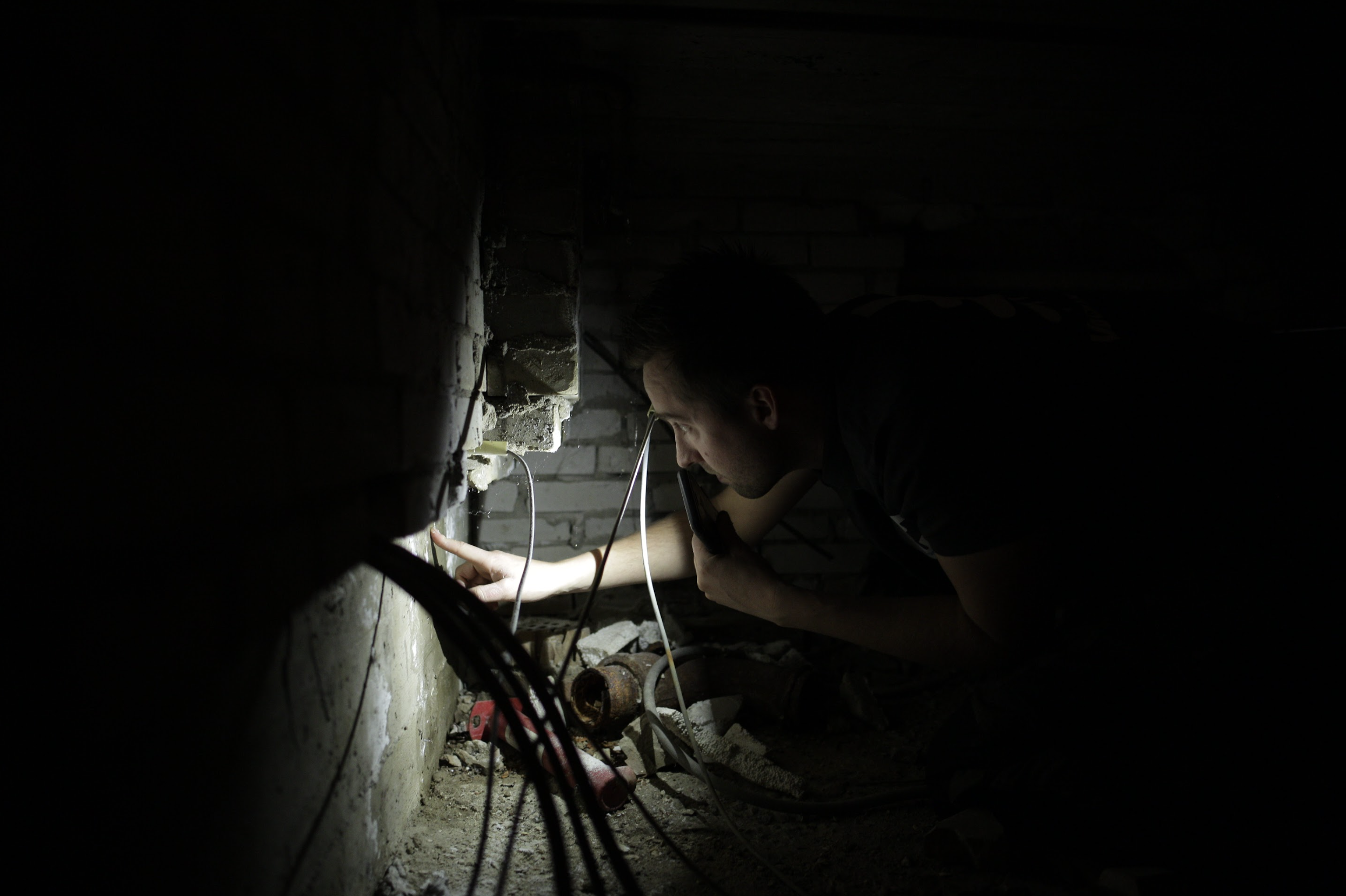 Vochtweg medewerker bezig met een vloerisolatie