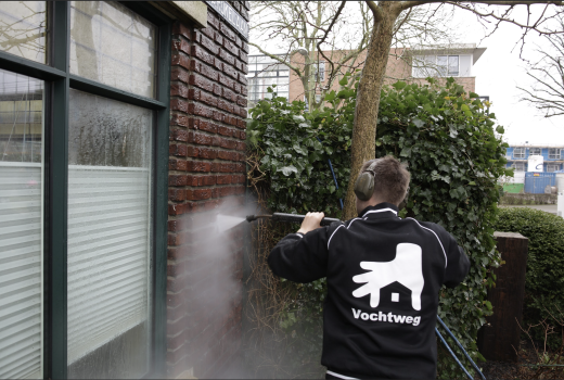 Vochtweg medewerker is hier bezig met gevelreiniging en het herstellen van gevels